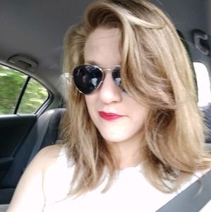 Meet your Posher, Elizabeth